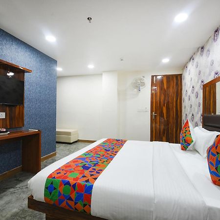 Fabhotel Mona Continental - Nr Laxmi Nagar It Hub New Delhi Buitenkant foto