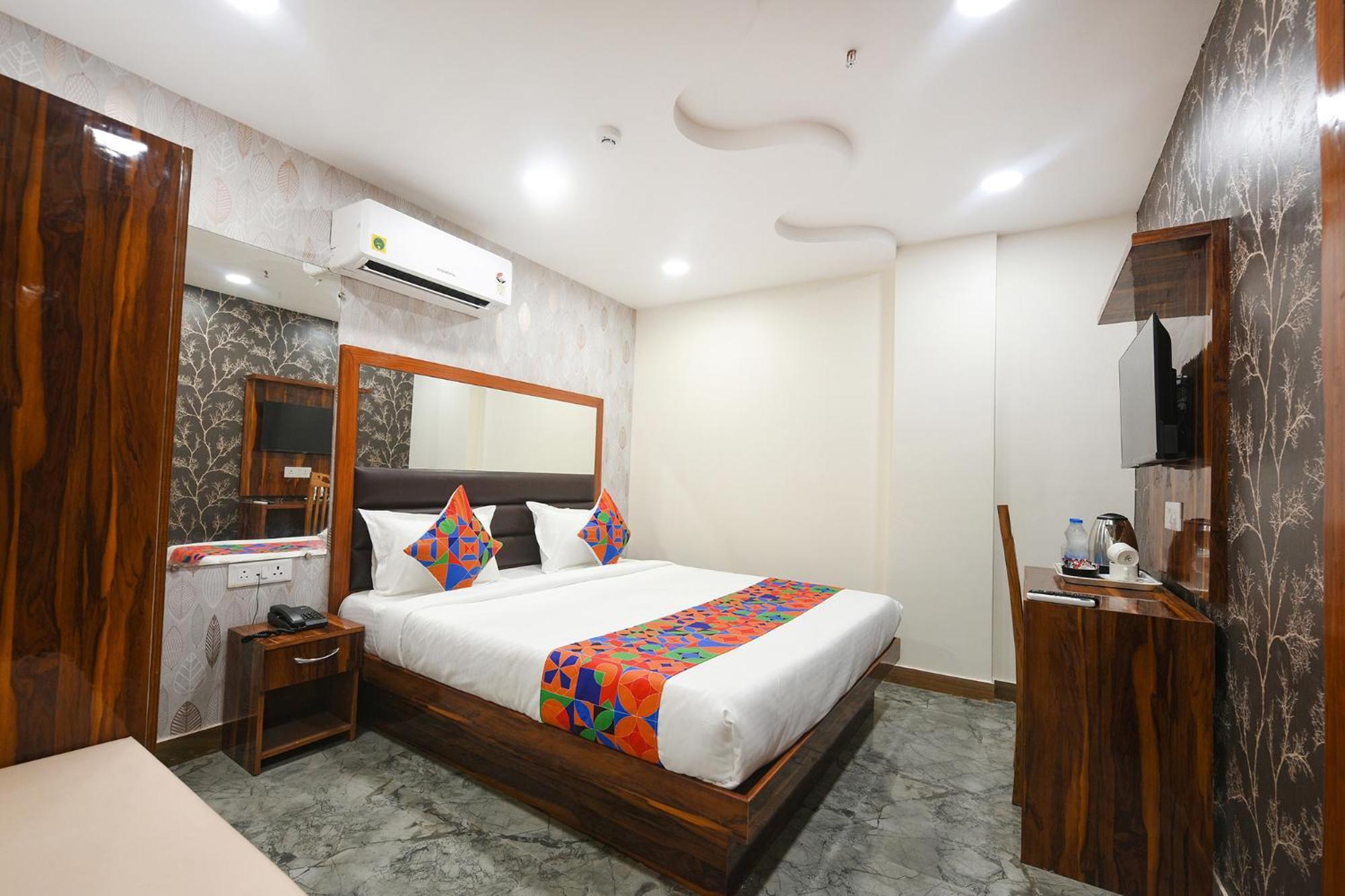 Fabhotel Mona Continental - Nr Laxmi Nagar It Hub New Delhi Buitenkant foto
