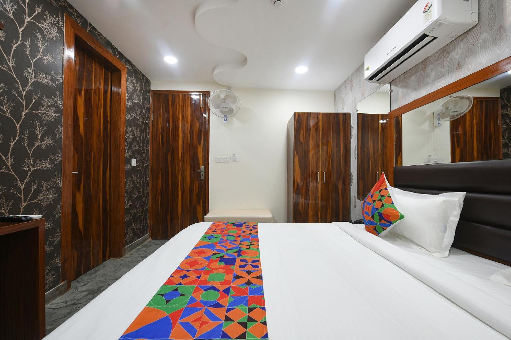 Fabhotel Mona Continental - Nr Laxmi Nagar It Hub New Delhi Buitenkant foto