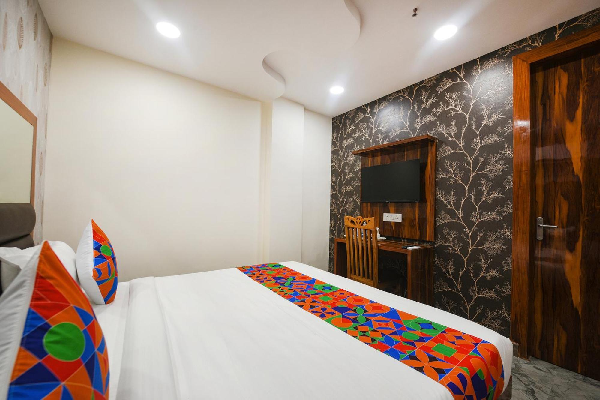 Fabhotel Mona Continental - Nr Laxmi Nagar It Hub New Delhi Buitenkant foto