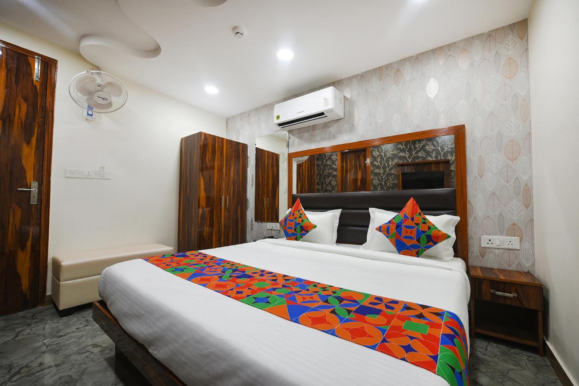 Fabhotel Mona Continental - Nr Laxmi Nagar It Hub New Delhi Buitenkant foto