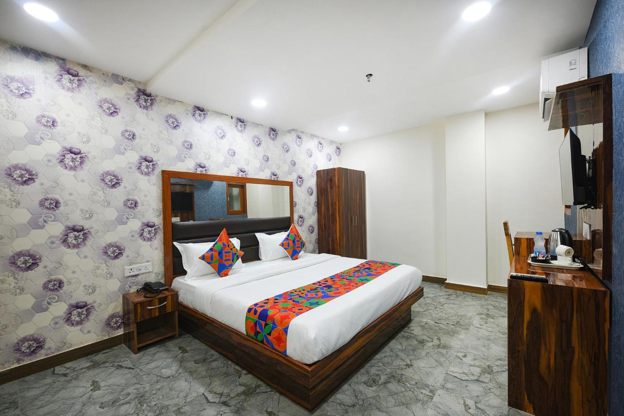 Fabhotel Mona Continental - Nr Laxmi Nagar It Hub New Delhi Buitenkant foto