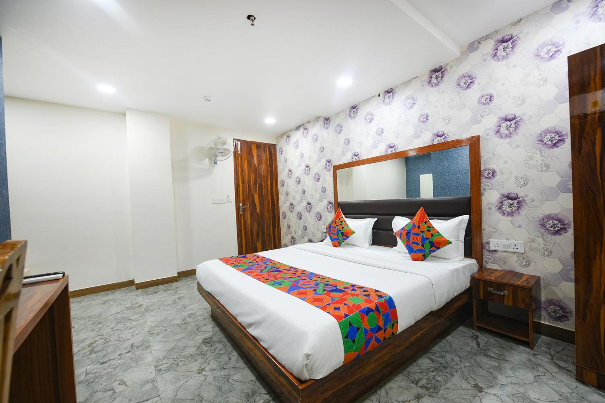 Fabhotel Mona Continental - Nr Laxmi Nagar It Hub New Delhi Buitenkant foto