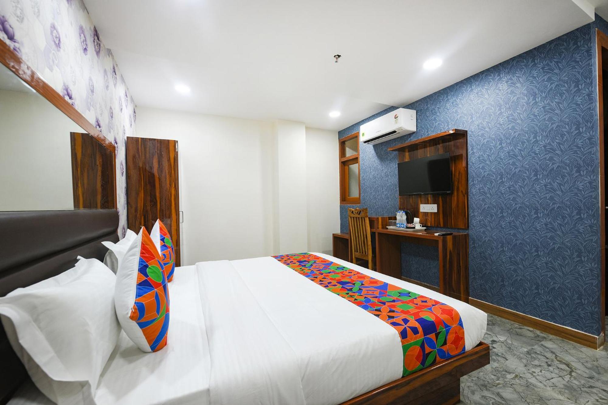 Fabhotel Mona Continental - Nr Laxmi Nagar It Hub New Delhi Buitenkant foto