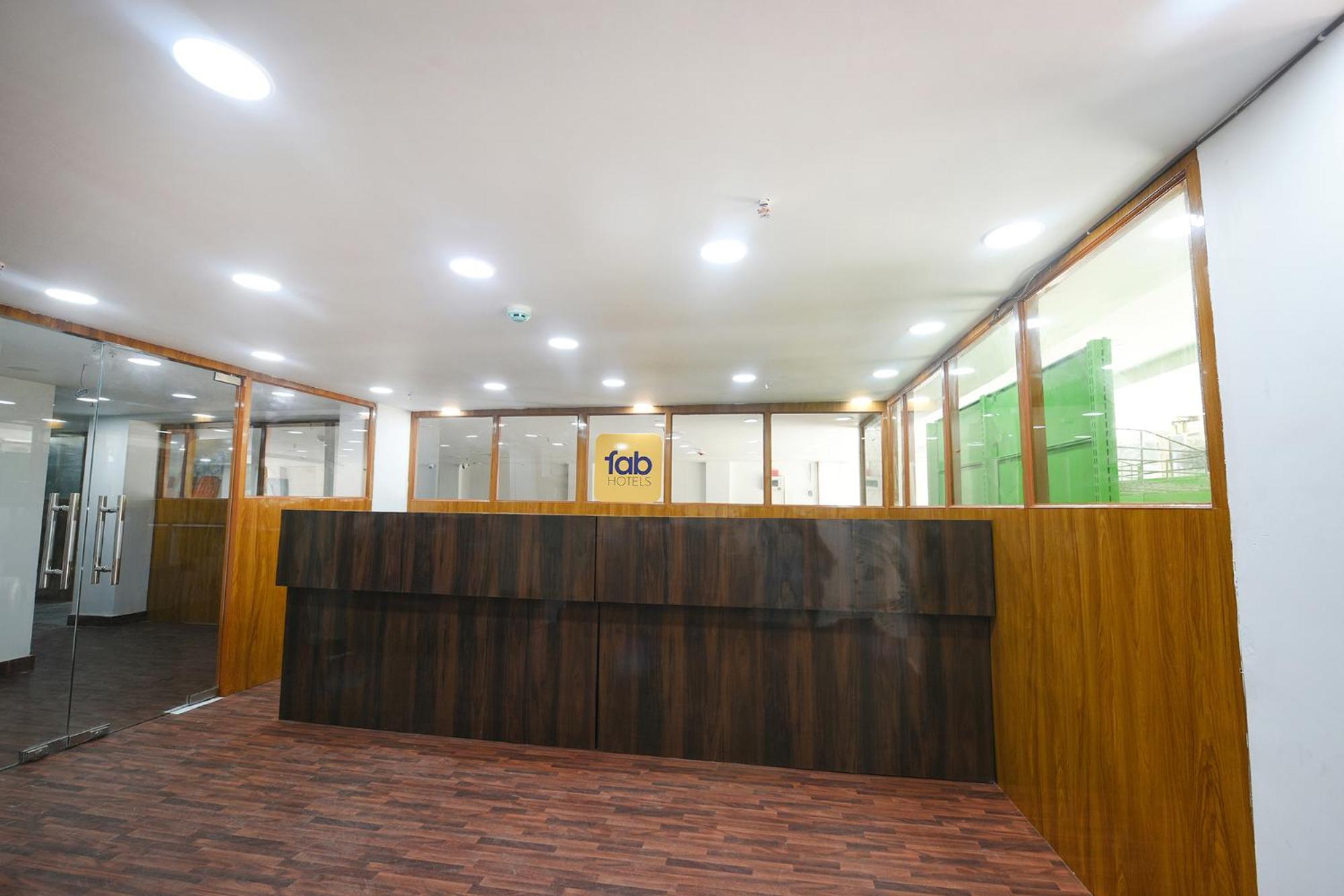 Fabhotel Mona Continental - Nr Laxmi Nagar It Hub New Delhi Buitenkant foto