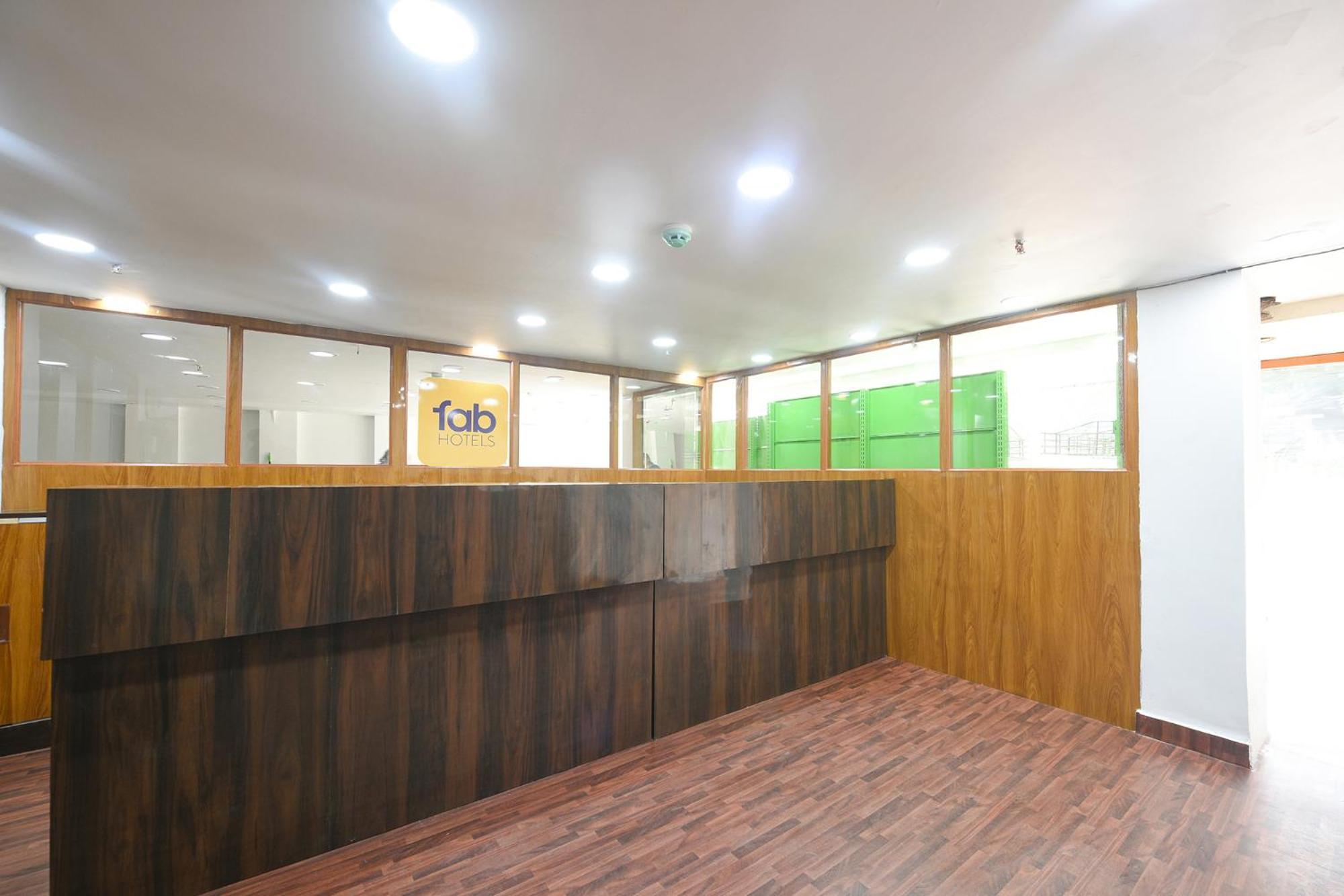 Fabhotel Mona Continental - Nr Laxmi Nagar It Hub New Delhi Buitenkant foto