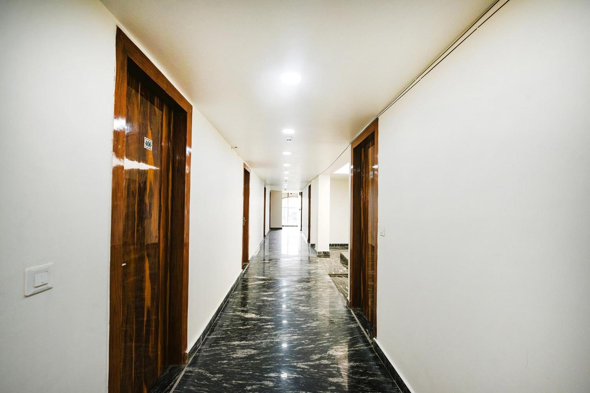 Fabhotel Mona Continental - Nr Laxmi Nagar It Hub New Delhi Buitenkant foto